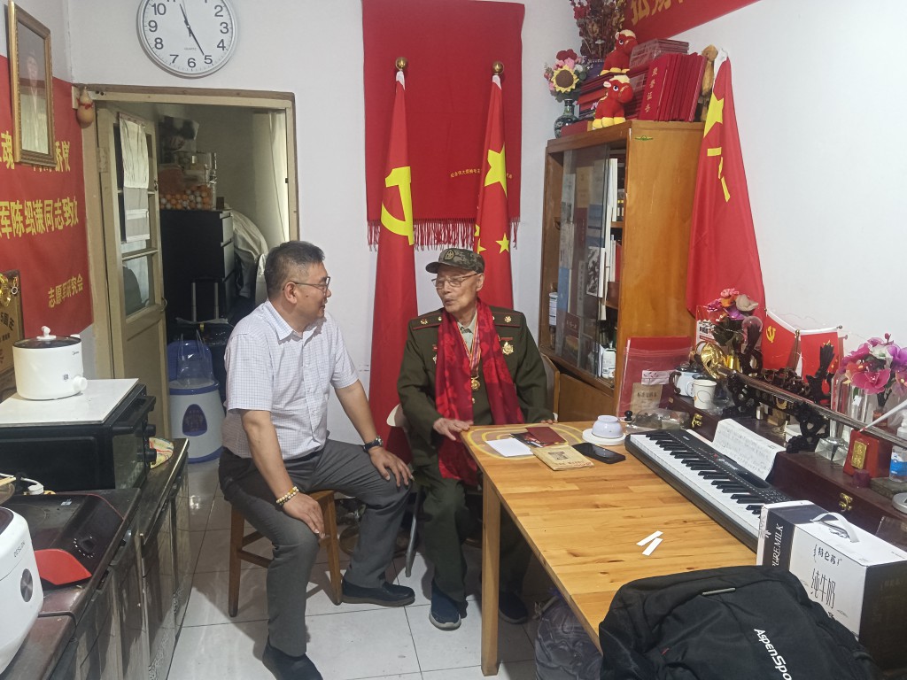 双节慰问老英雄：从红色岁月品读长寿真谛(图2)
