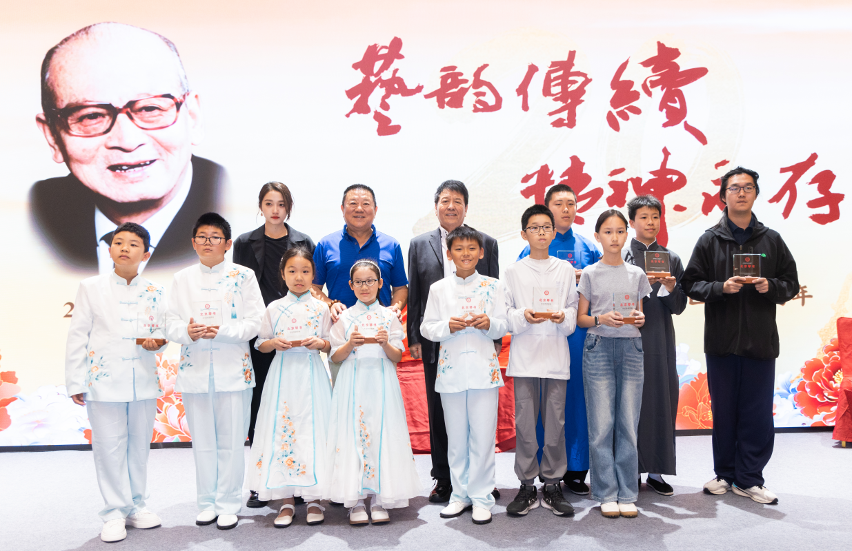 关少曾为北京琴书文化传承使者颁发牌匾