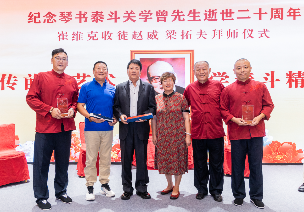 关少曾、刘一达、崔维克与新徒合影