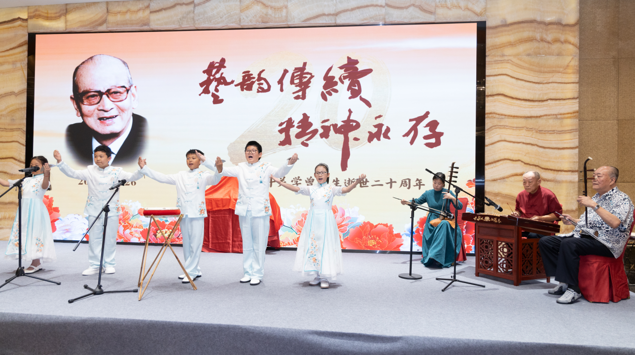 育文培训中心的小学员演唱新编唱段《长征赞歌》